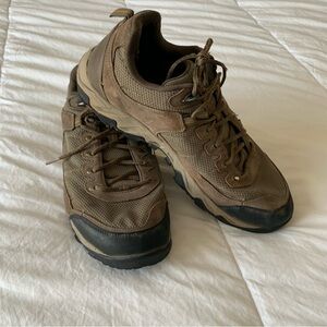 Columbia Men’s Hiking Shoes Size 13 Brown Used but good for a messy hike! 😎